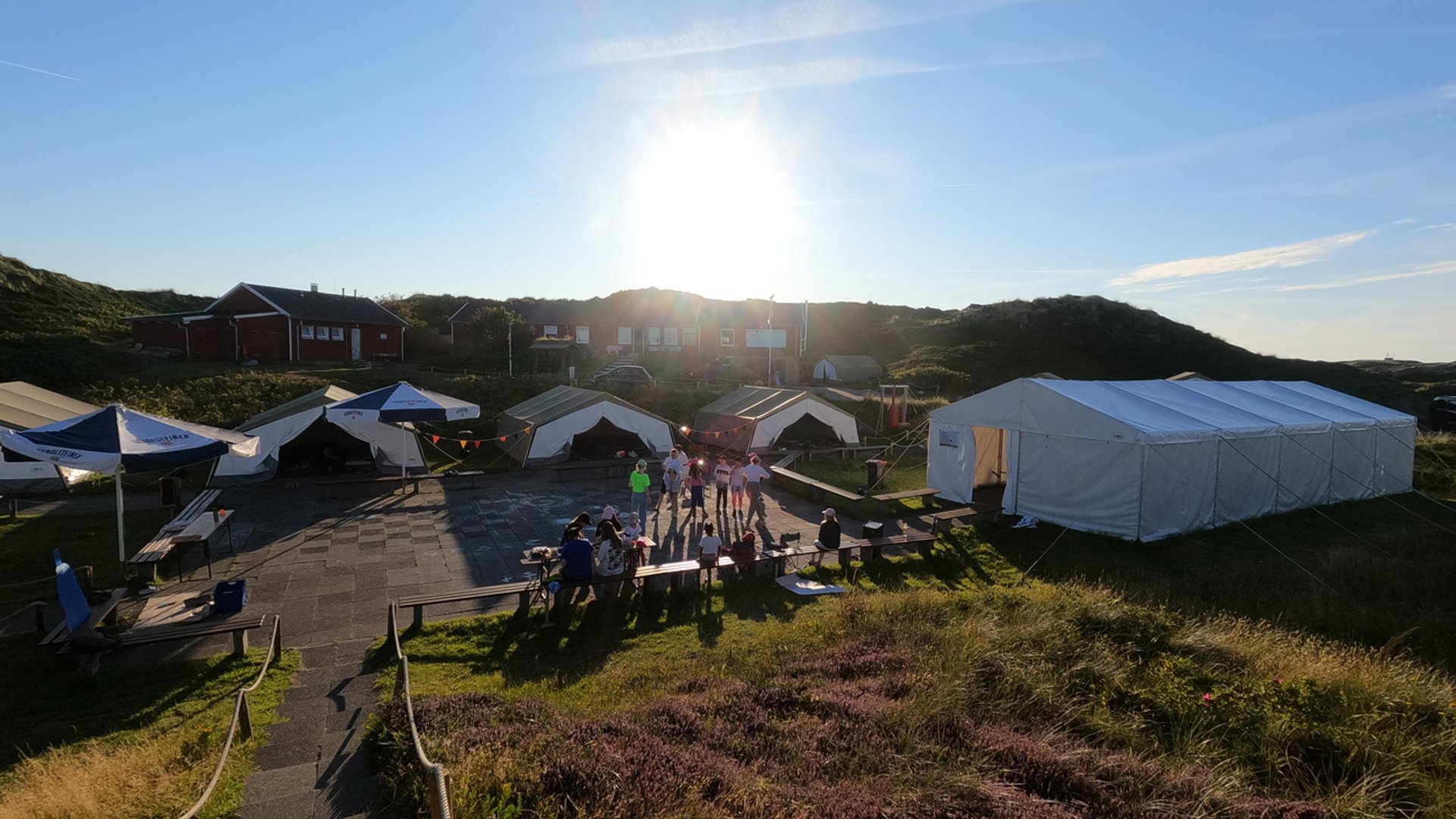 Feste Ferienhäuser und Eventzelte