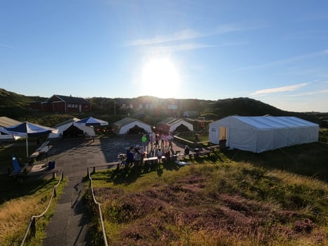 Feste Ferienhäuser und Eventzelte