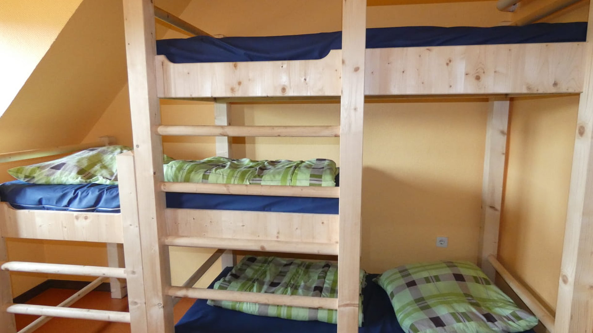 Mehrbettzimmer Schullandheim Erzgebirge