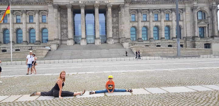 Kids vor dem Reichstagsgebäude