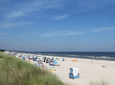 Strand mit Strandkörben und Blick auf das Meer