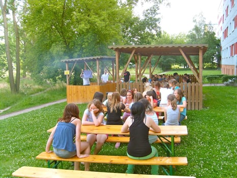 Grillen hinter dem Haus