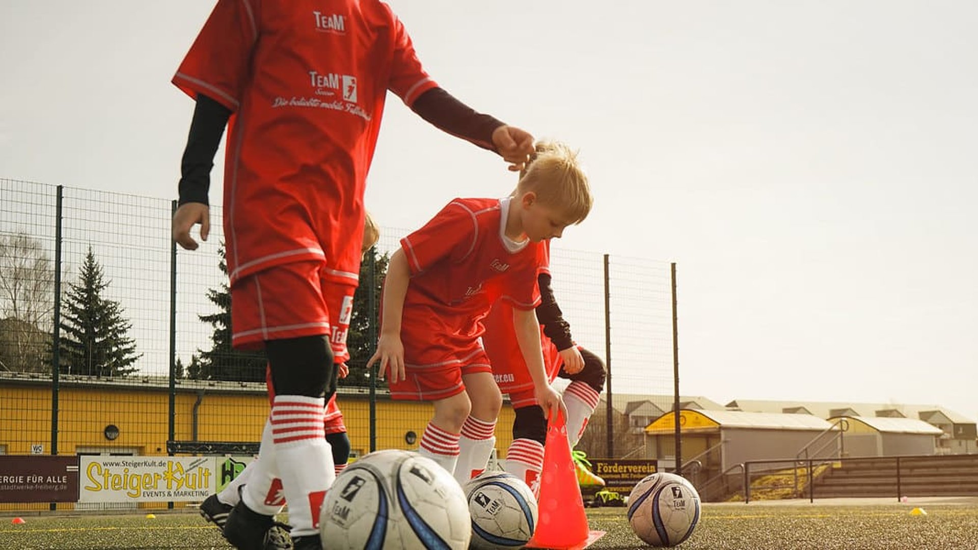 Kinder beim Fußballtraining