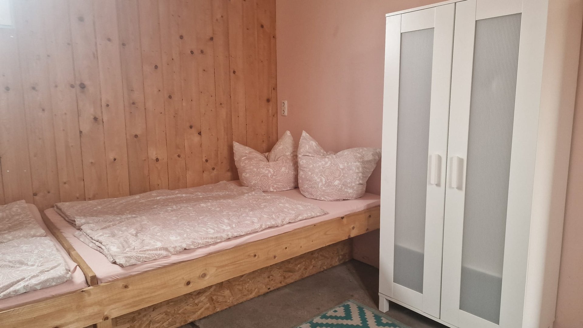 Zimmer mit Bett und Schrank