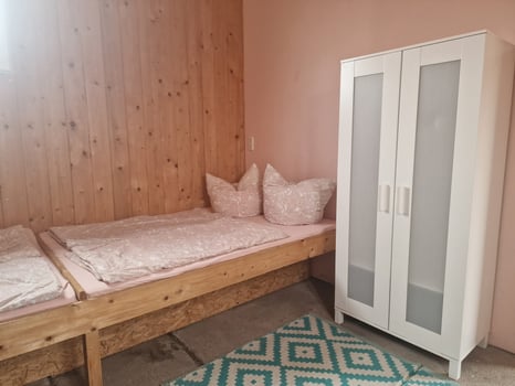 Zimmer mit Bett und Schrank