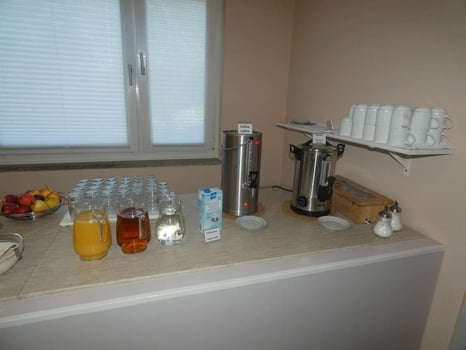 Frühstücksraum mit Getränken