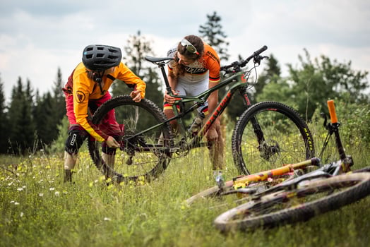 Biketeam auf der Wiese