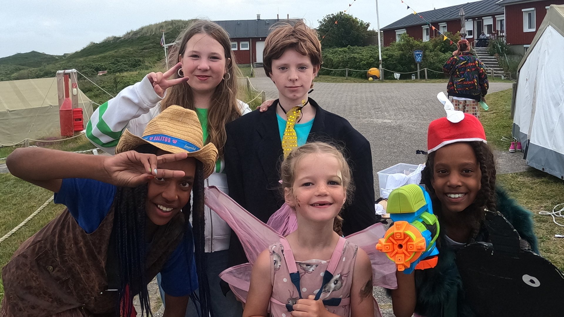 Verkleidete Gruppe von Ferienlagerkindern