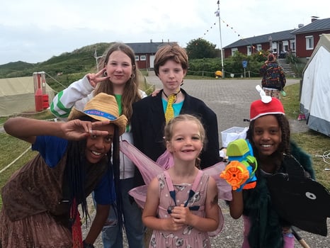 Verkleidete Gruppe von Ferienlagerkindern