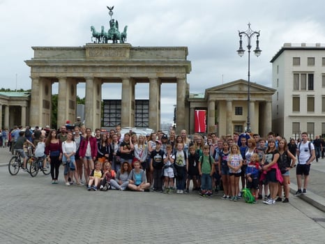 Ferienlagergruppe vor dem Brandenburger Tor