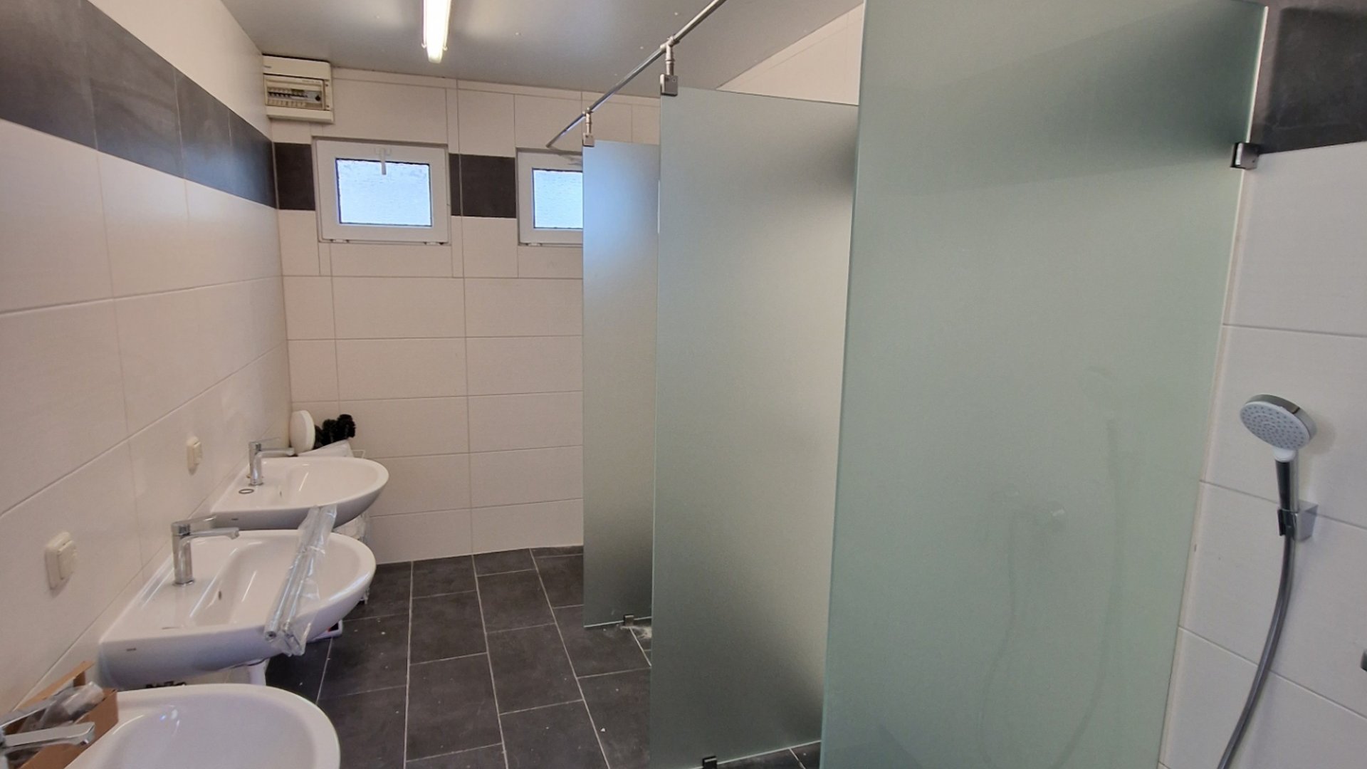 Moderne Dusch und WC-Anlagen