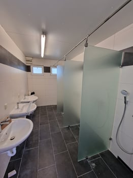 Moderne Dusch und WC-Anlagen