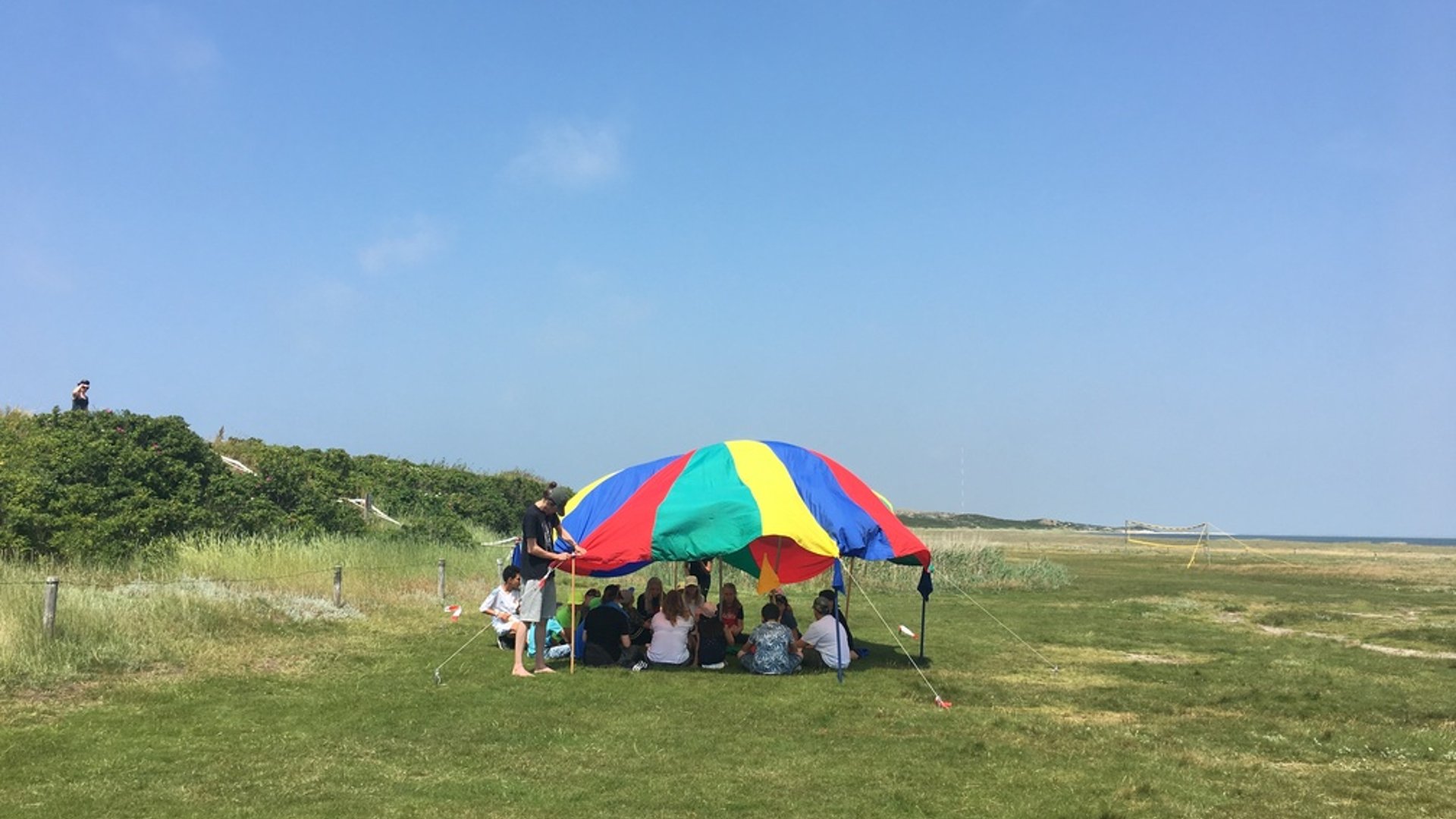 Buntes Zelt auf der Wiese