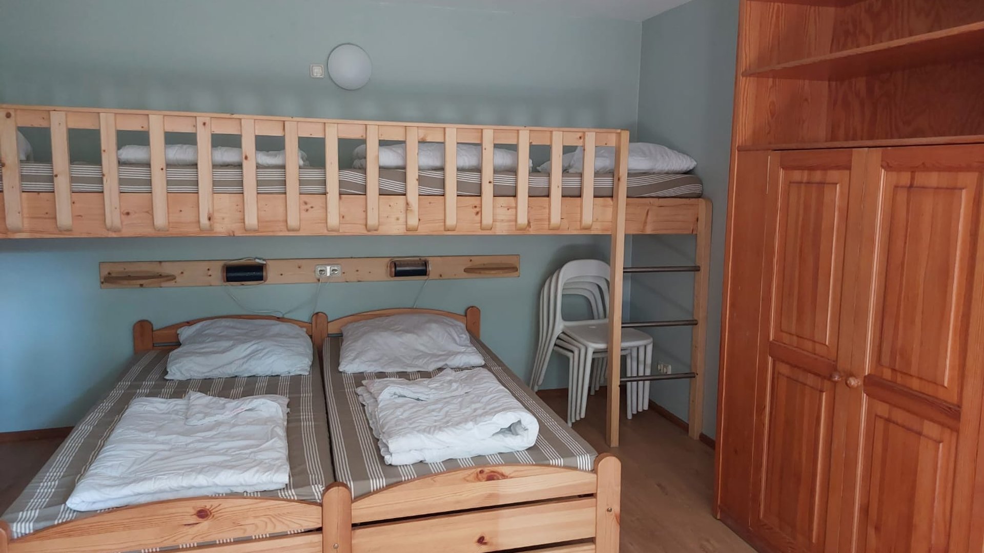 4er Zimmer mit Hochbetten und Doppelbett