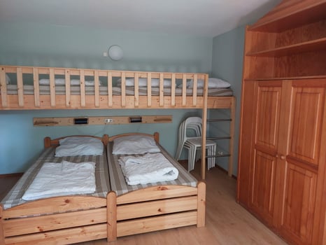 4er Zimmer mit Hochbetten und Doppelbett