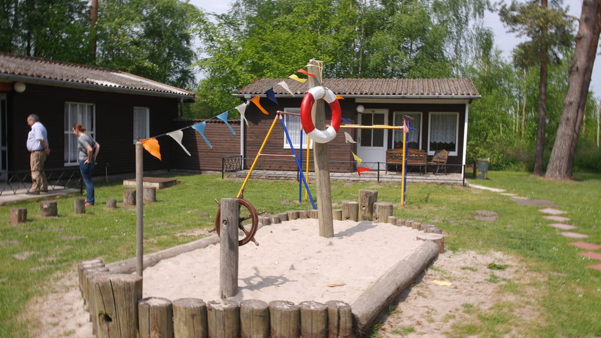 Spielplatz und Bungalows