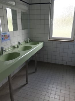 Waschbecken, Dusche und WC