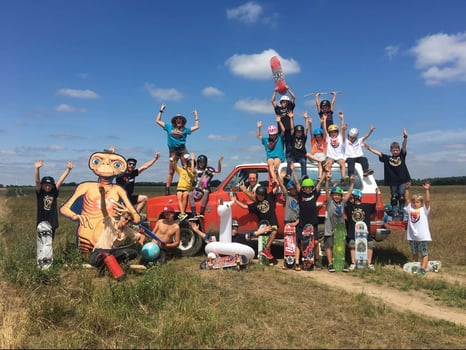 Kindergruppe mit Skateboards