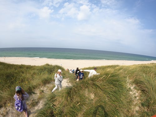 Kinder auf einer Dühne kurz vor der Nordsee