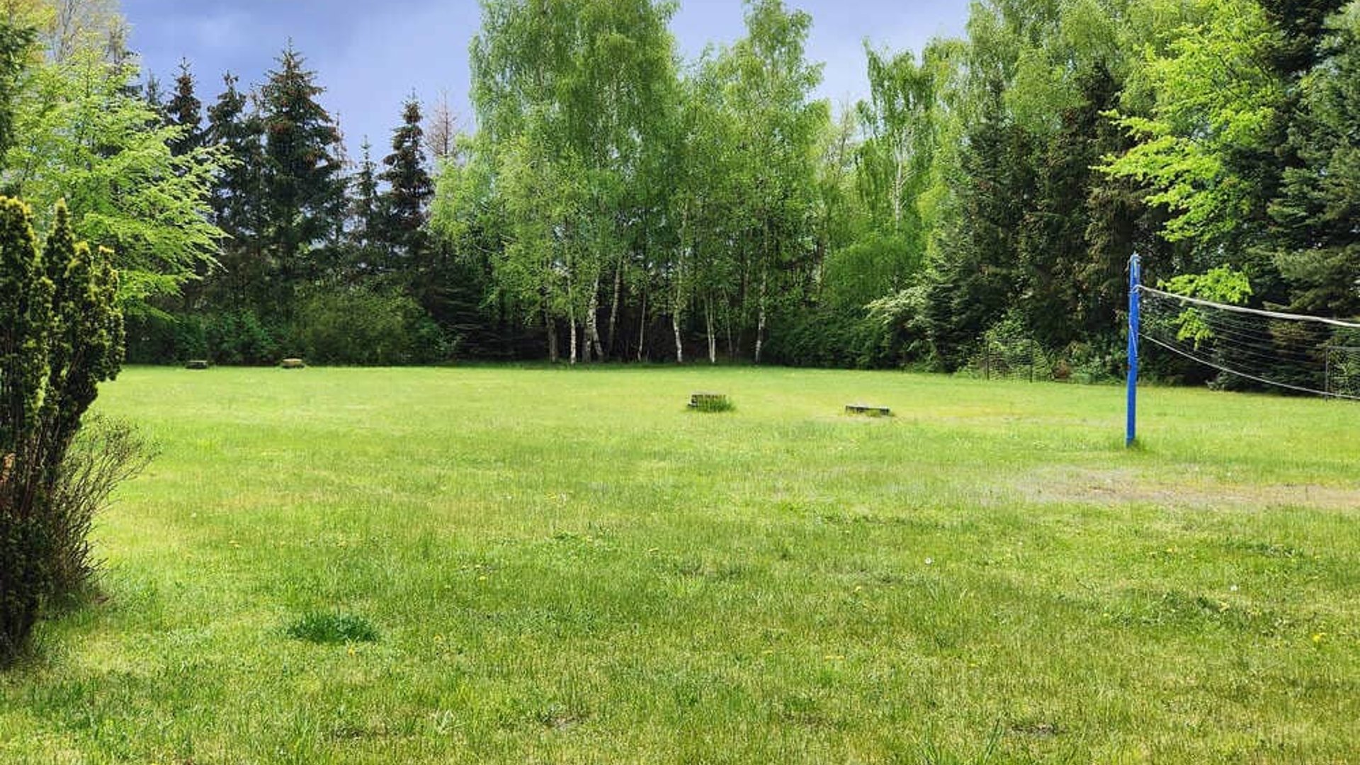 Fußball und Volleyballplatz im Frühjahr