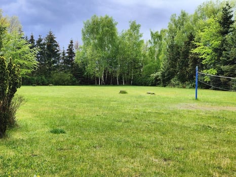 Fußball und Volleyballplatz im Frühjahr