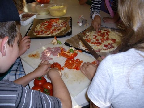 Kinder beim Pizza backen