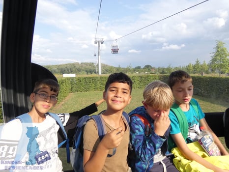 Kinder in der Seilbahn