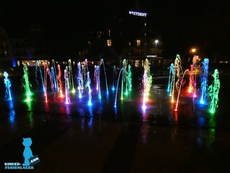 Buntes Wasserspiel bei Nacht