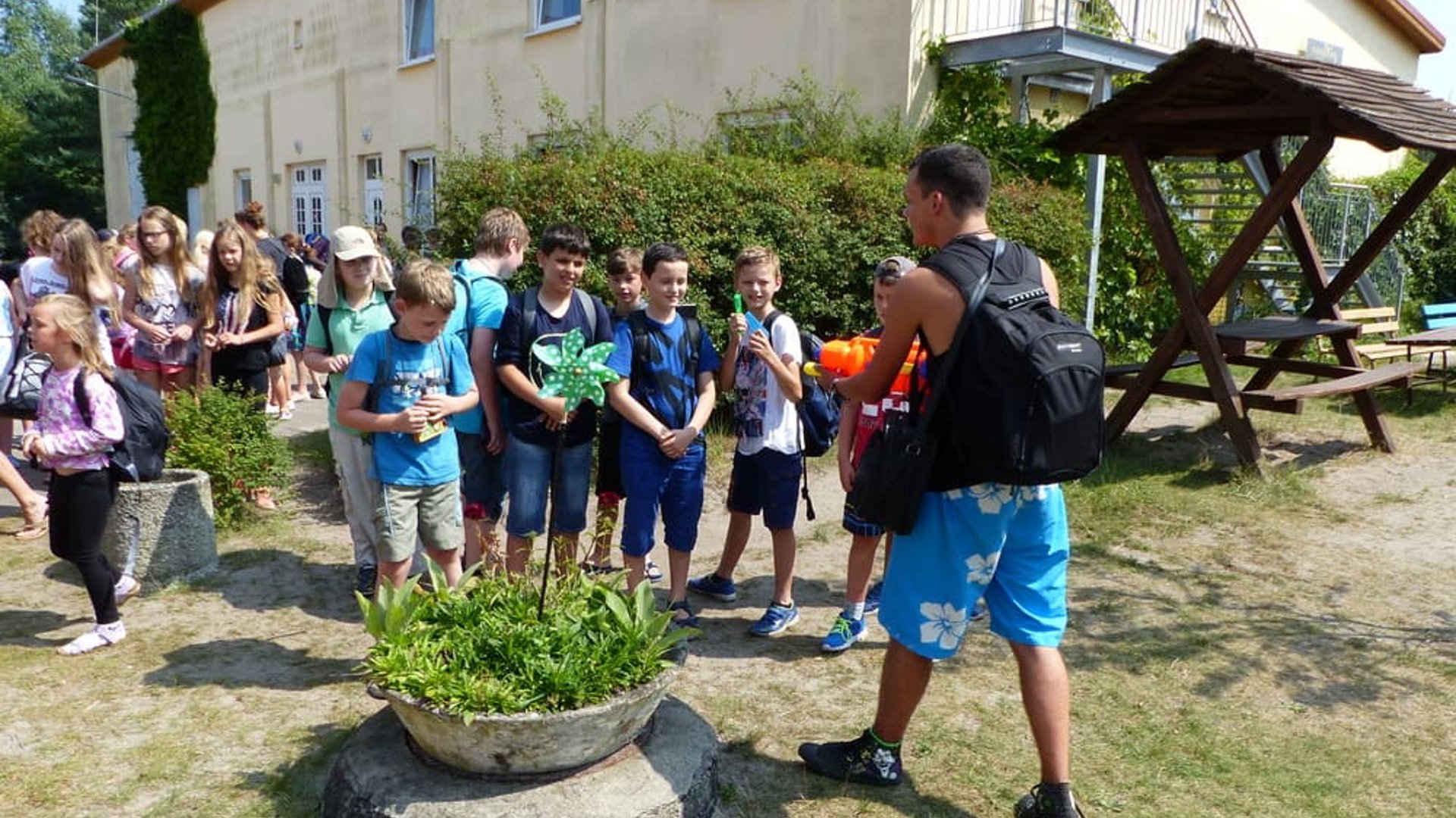 Außengelände mit Ferienlagerkindern