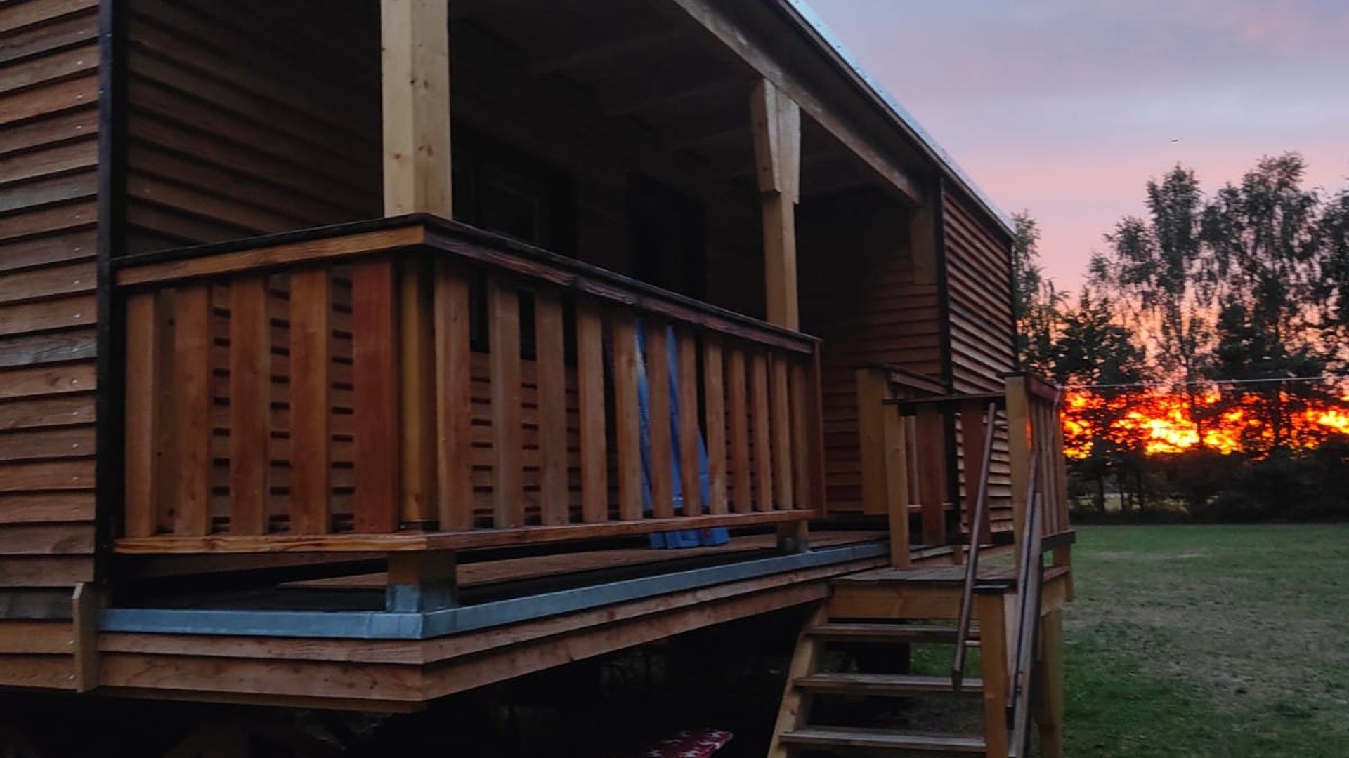 Holzwagen bei Sonnenuntergang