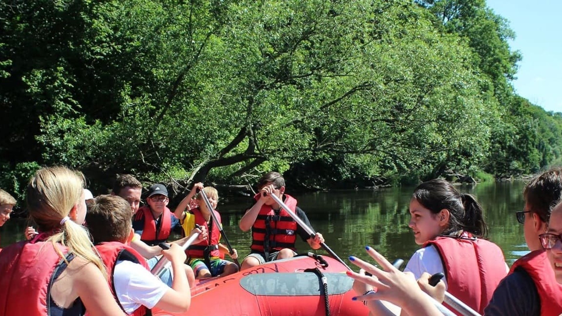 Ferienlagerkinder beim Rafting