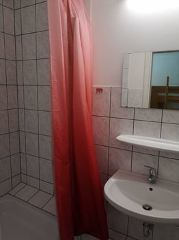 Dusche und WC im Zimmer