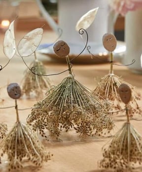 Kleine Figuren aus Blüten