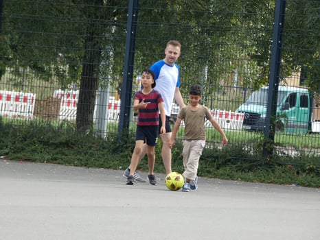 Kinder beim Kicken