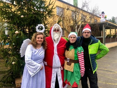 Weihnachtsmann posiert mit seinen Engeln