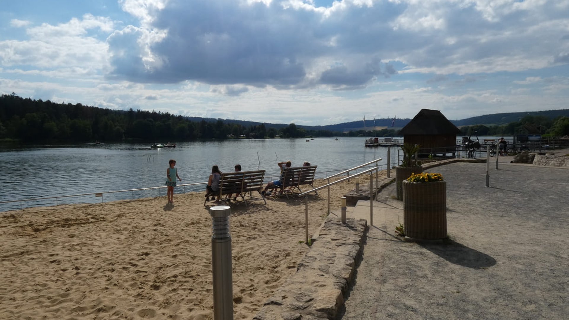 Blick auf den Badestrand am Stausee Hohenfelden