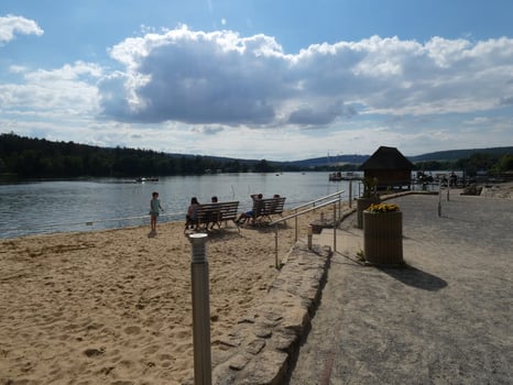 Blick auf den Badestrand am Stausee Hohenfelden