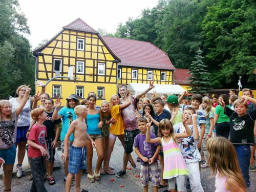 Kindergruppe im Ferienlager Tal der Mühlen