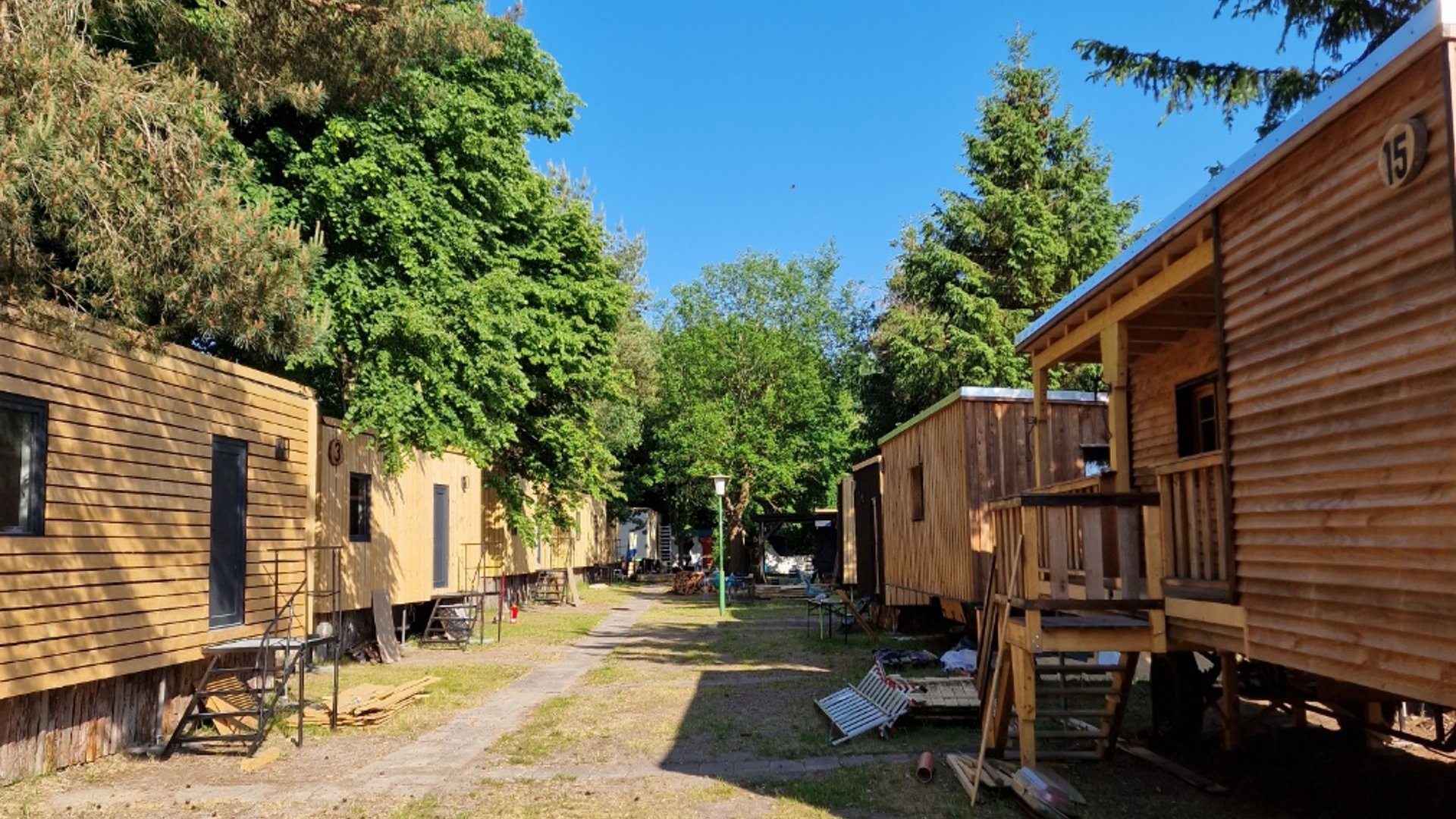 Blick auf die Tiny-Häuser im Ferienllager auf der Insel Usedom.