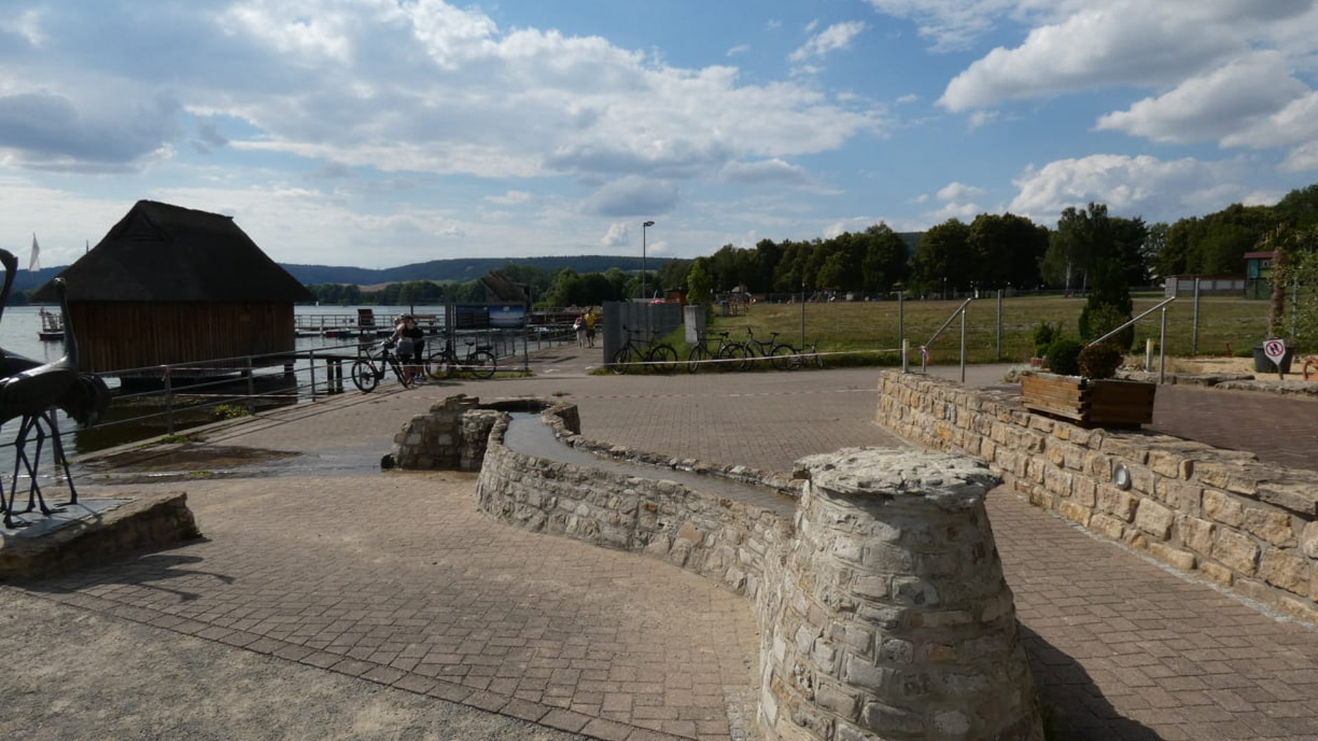 Steg und Gelände rund um den Stausee