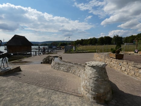 Steg und Gelände rund um den Stausee