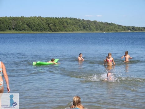 Kinder im Wasser