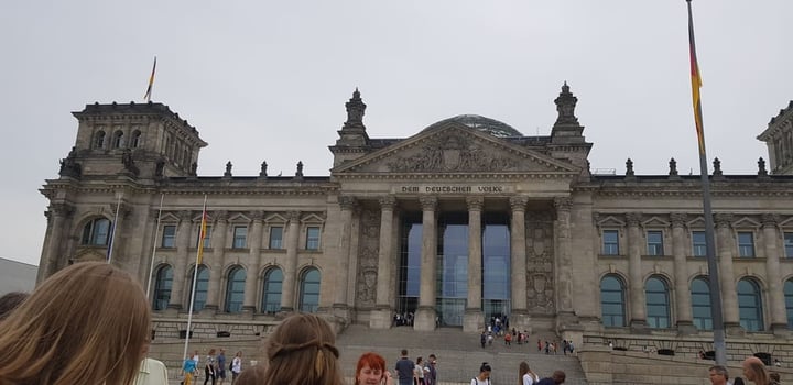 Mit dem Feriencamp zum Bundestag