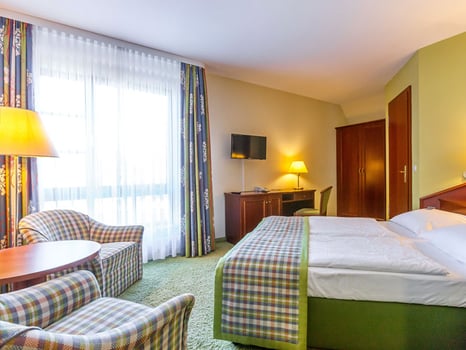 Hotelzimmer mit Doppelbett