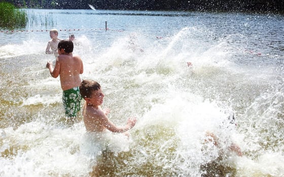 Kids spielen im Wasser in Brandenburg