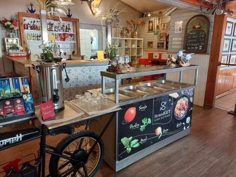 Spieraum mit Essensausgabe