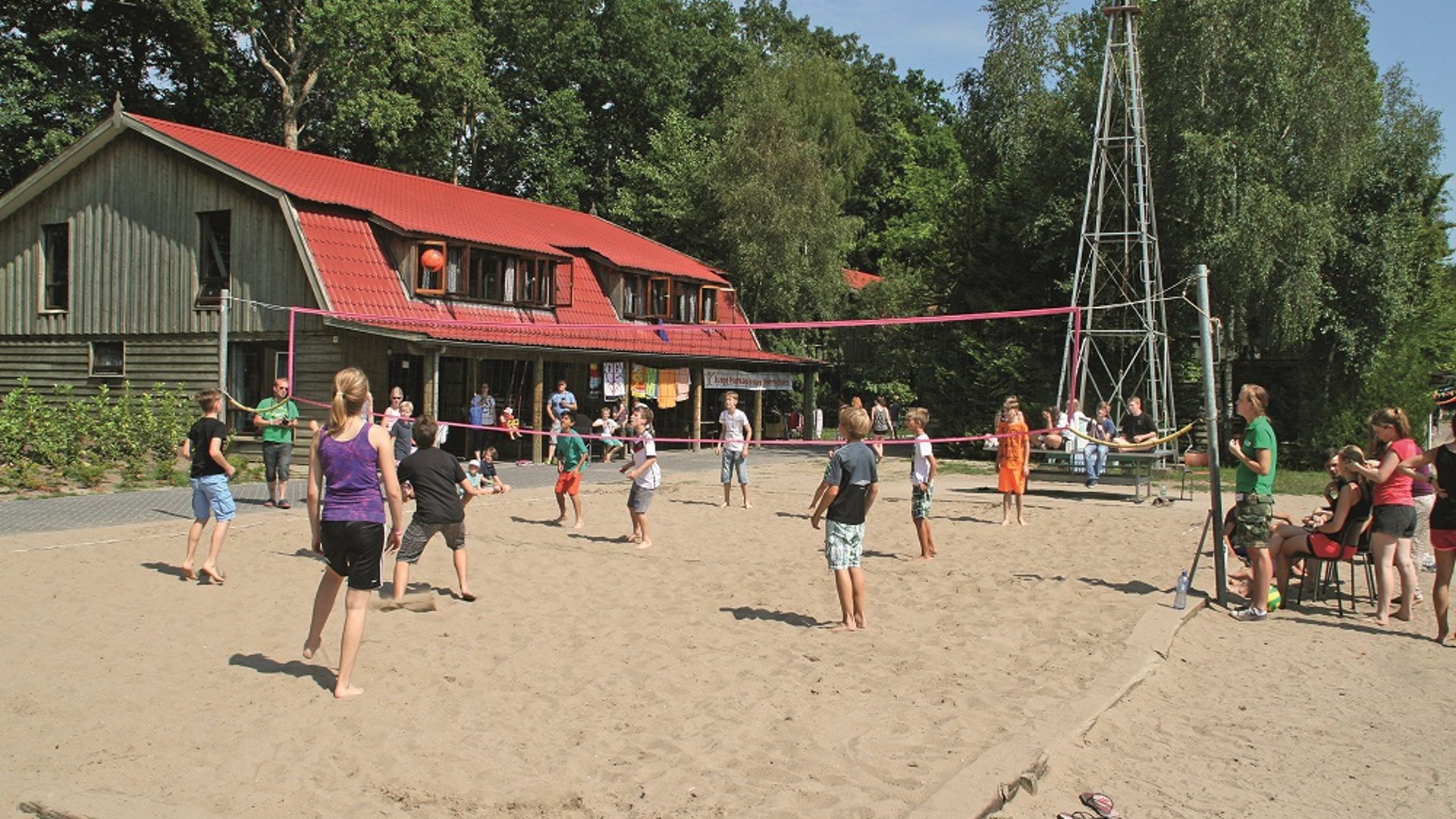 Volleyball vor dem Haus - Ferienfreizeit in Holland