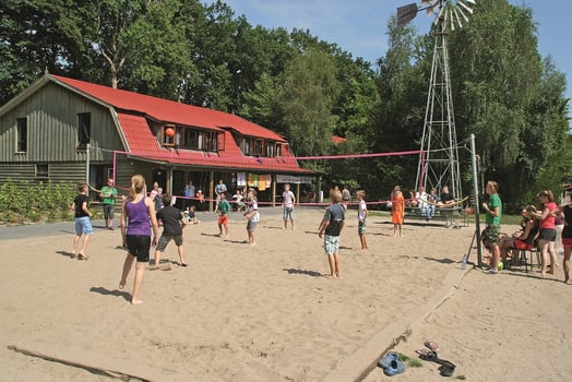 Volleyball vor dem Haus - Ferienfreizeit in Holland