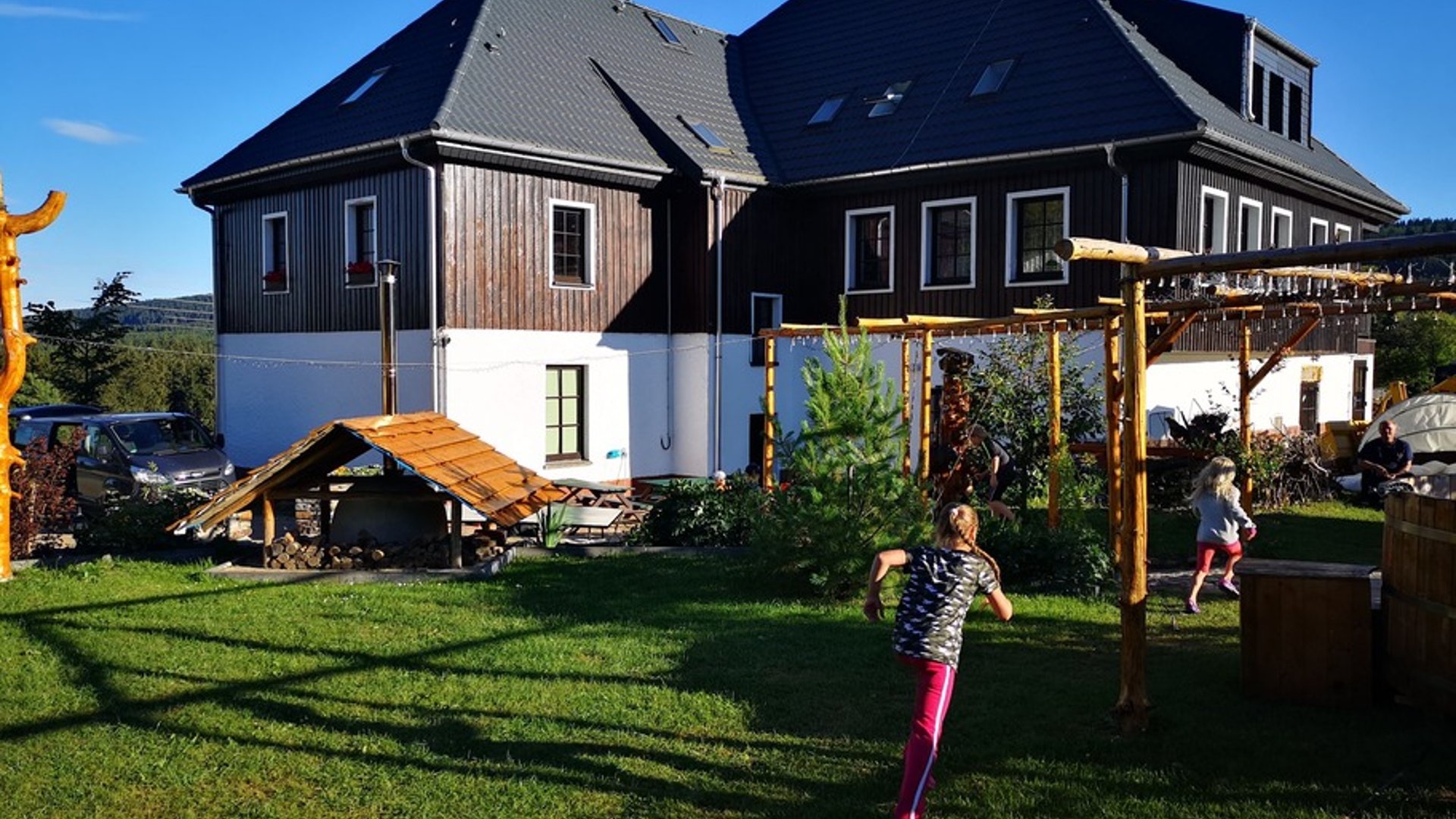 spielende Kinder vor dem Schullandheim Johanngeorgenstadt
