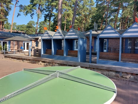 Blick auf den Innenhof des Feriencamps